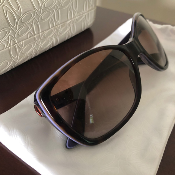 Oakley Accessories - Oakley News Flash Sunglasses Microfiber Bag & Case